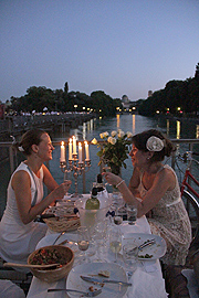 Lichter spiegeln sich in der Isar: Diner en Blanc auf dem Wehrsteg - Praterinsel am 19.07.2016  (©Foto: Marikka-Laila Maisel)